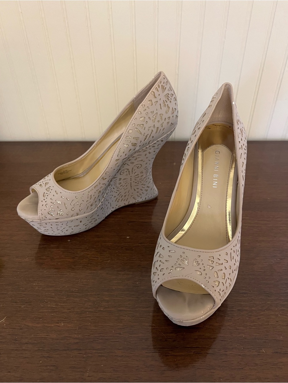 Gianni Bini Blush Laser-Cut Peep Toe Wedge Heels Tan/Champagne Gold with box